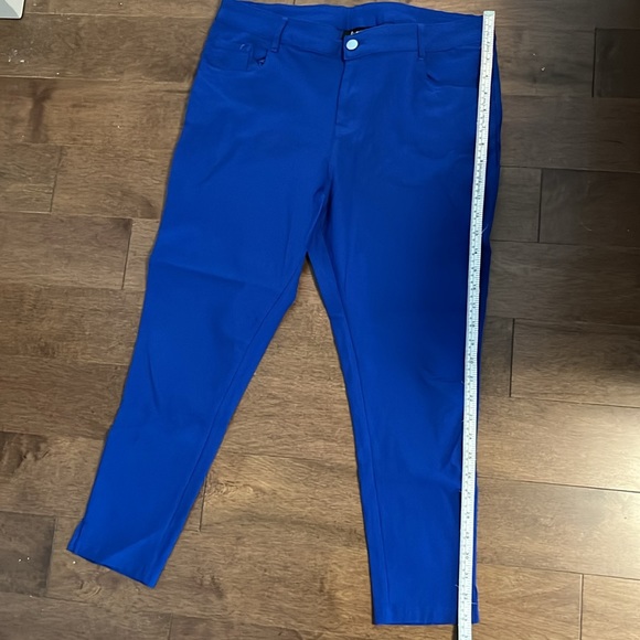 Pair of women’s Lily Morgan capri pants - Picture 10 of 11